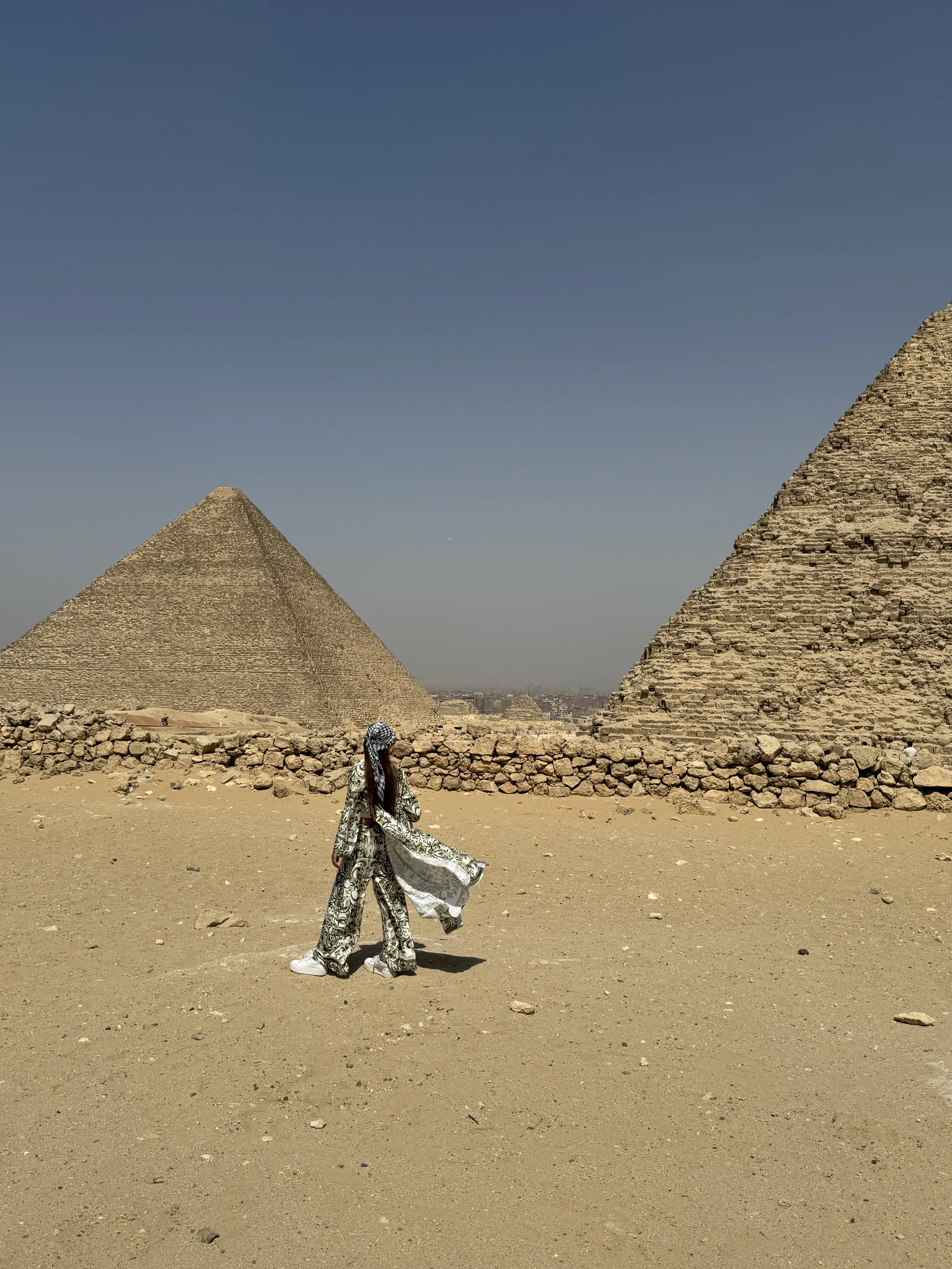 Geniş paça pantolon ve gömlek