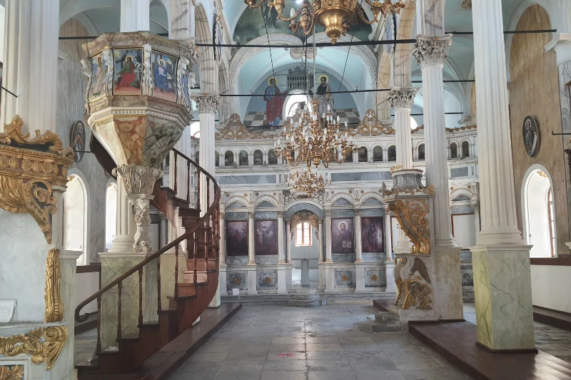 Cunda’da Zaman Hızlı Akıyor: Taksiyarhis Kilisesi ve Ada Sokakları